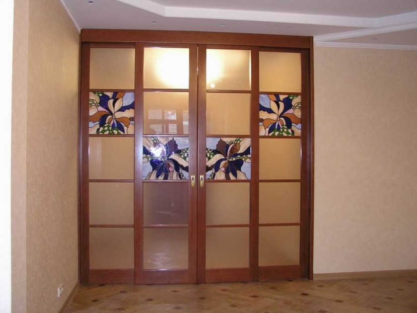 Перегородка с цветными стеклянными вставками Калининград