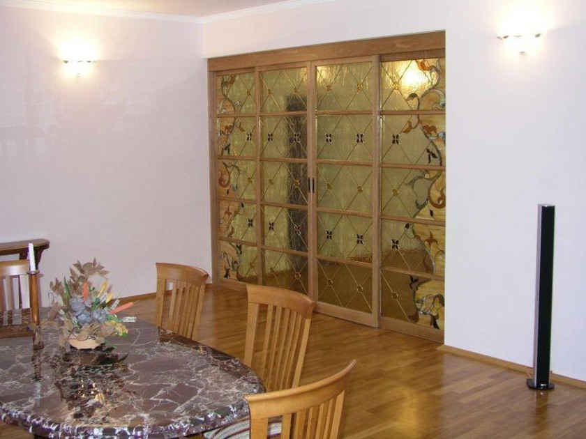 Перегородка для гостиной с цветным стеклом и декоративными вставками Калининград
