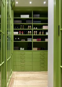 Г-образная гардеробная комната в зеленом цвете Калининград