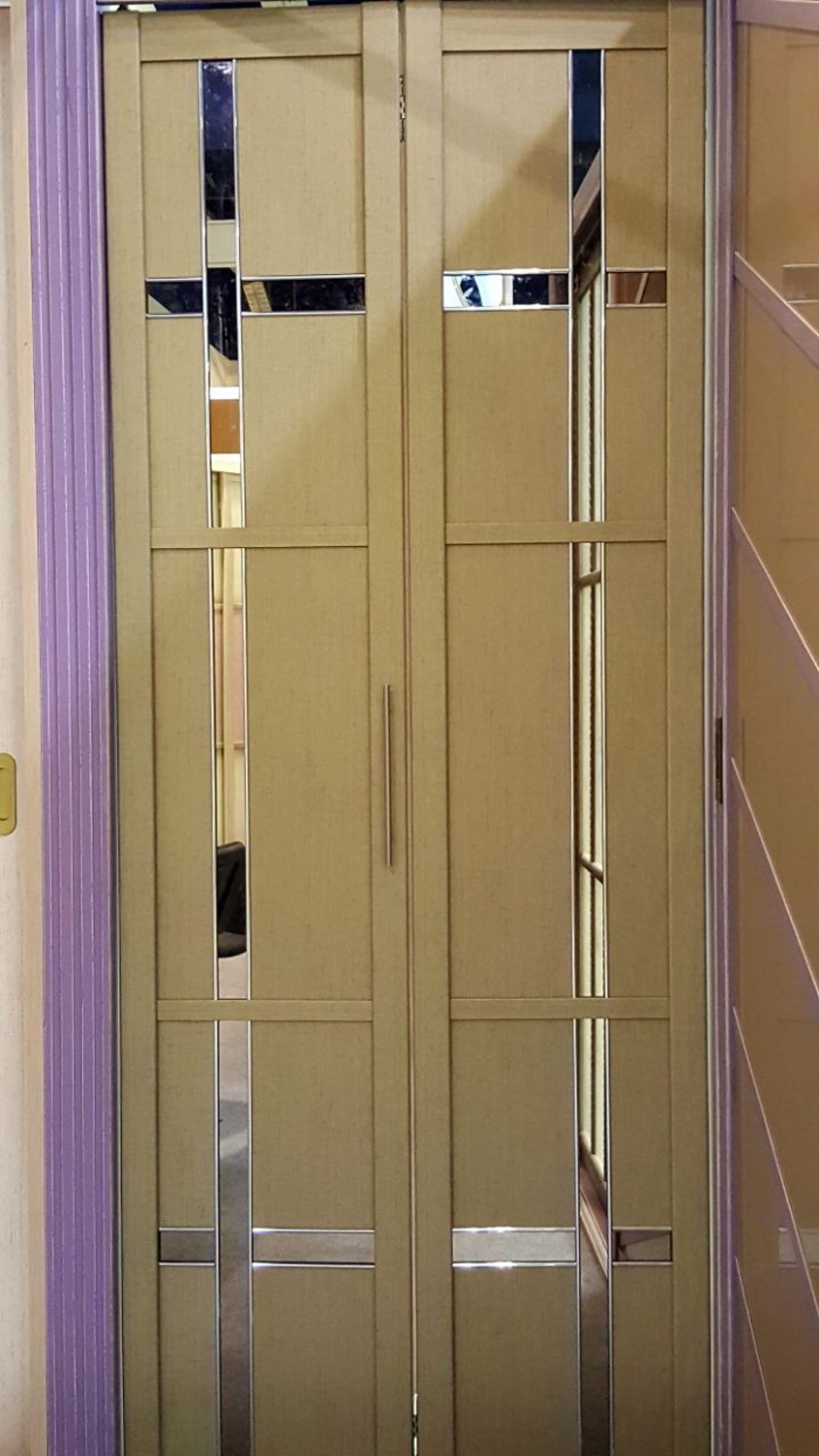 Двери гармошка шпонированные с зеркальным декором Калининград